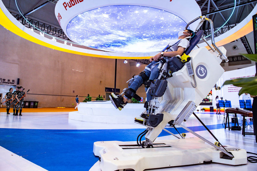 5月21日，重慶國際博覽中心，F(xiàn)lexbot多體位智能康復(fù)機器人亮相，可以將躺著的人“豎”起來，同時帶動傷患人士腿部外骨骼進行步態(tài)訓(xùn)練。鄒樂 攝