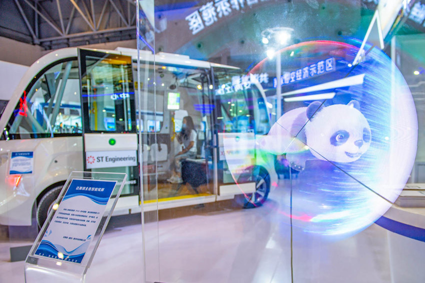 5月21日，重慶國(guó)際博覽中心，在成渝地區(qū)雙城經(jīng)濟(jì)圈館，全息智能炫屏、無(wú)人駕駛迷你巴士在此展示。鄒樂(lè)攝