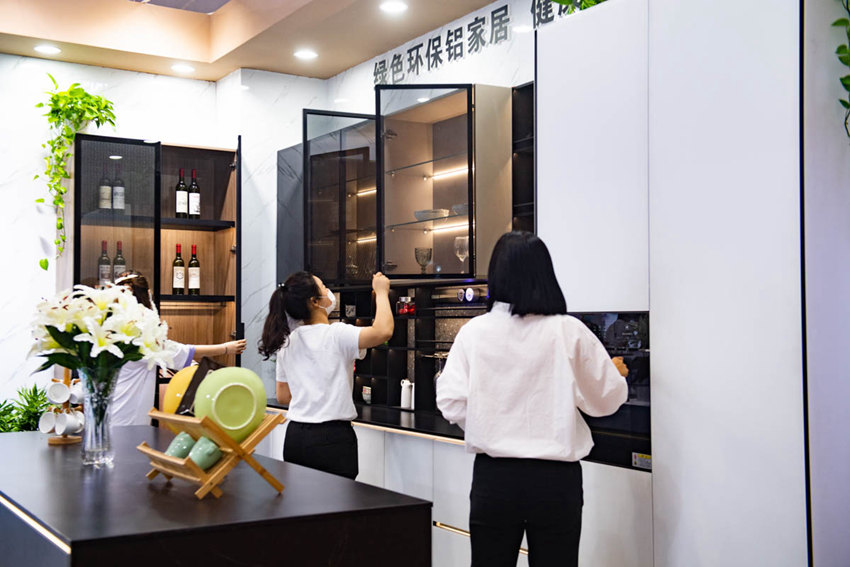 5月21日，重慶國際博覽中心西南鋁業(yè)展廳，市民在看全鋁家居。鄒樂攝