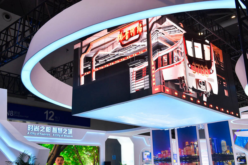 5月21日，重慶江北展廳，觀音橋裸眼3D屏幕迷你版亮相。鄒樂攝