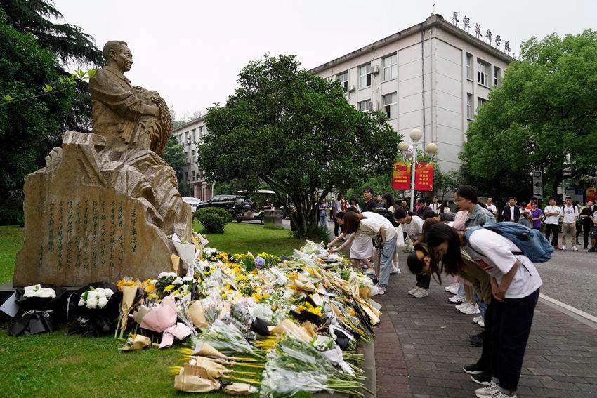 ���ϴ�W(xu��)�����԰l(f��)ǰ��У�@���Ԭ¡ƽ����ǰ�I(xi��n)��Ĭ������͢���z