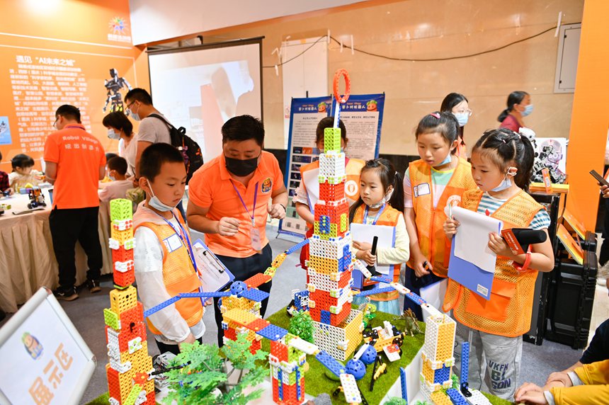 ���ӂ�ͨ�^�eľ��Լ��X���еġ�δ��֮�ǡ����ؑc�пƼ��ֹ��D