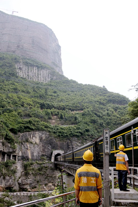 ɽ�_�·��鿴���c�ˆTӭ����܇��ȫͨ�^�����깤��(w��)�ι��D