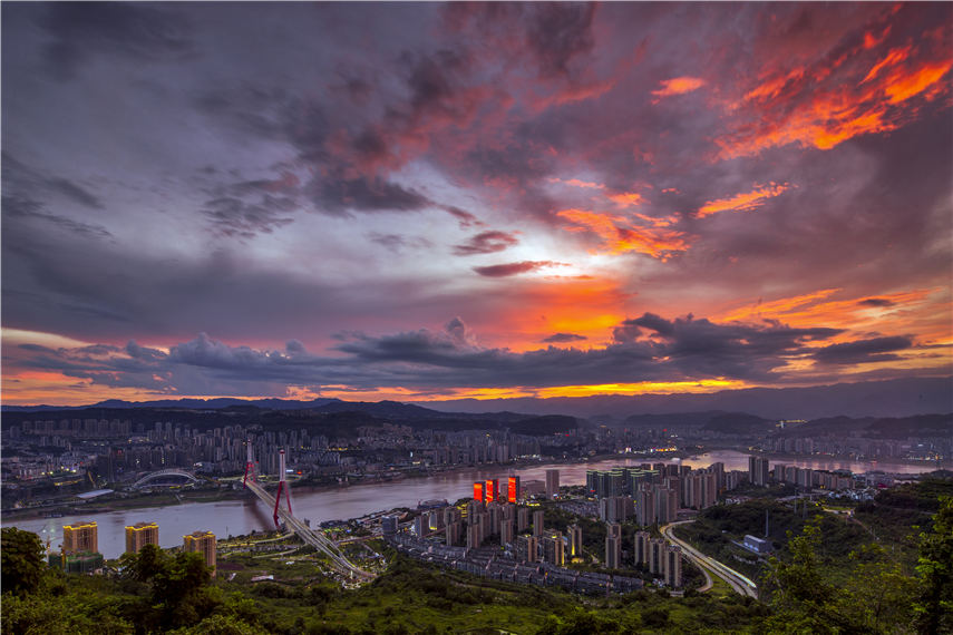 雨后的萬州,彩霞映紅半邊天。張迎春攝