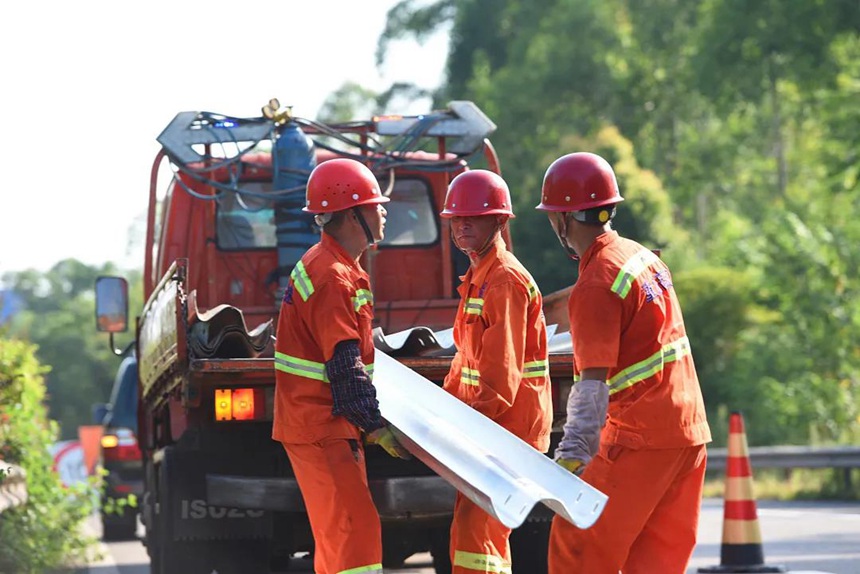 8月2日下午4時，在G42滬蓉高速進城方向，云臺養(yǎng)護站養(yǎng)護工人正在更換中分帶護欄板。重慶高速集團供圖