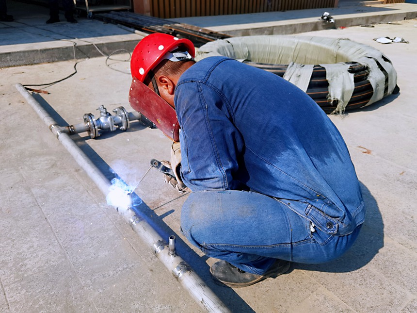 8月2日，重慶燃?xì)饧瘓F(tuán)忠縣公司汪芝貴班組在濱江夜市商業(yè)工程焊接灶前管。重慶燃?xì)饧瘓F(tuán)供圖