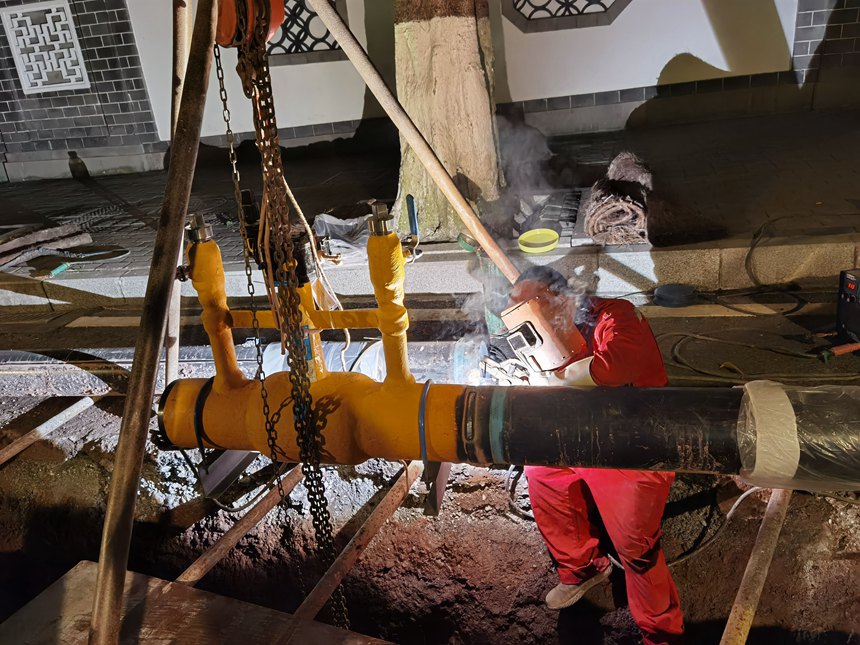 8月3日，重慶燃?xì)饧瘓F(tuán)安裝公司在中山四路管道遷改現(xiàn)場施工。重慶燃?xì)饧瘓F(tuán)供圖