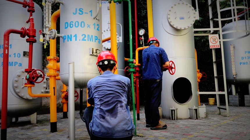 8月3日，重慶燃?xì)饧瘓F(tuán)北碚分公司文星灣儲(chǔ)配站工作人員檢查設(shè)備。重慶燃?xì)饧瘓F(tuán)供圖