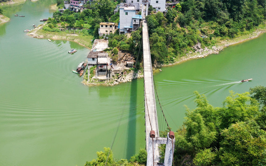 ����F������������z