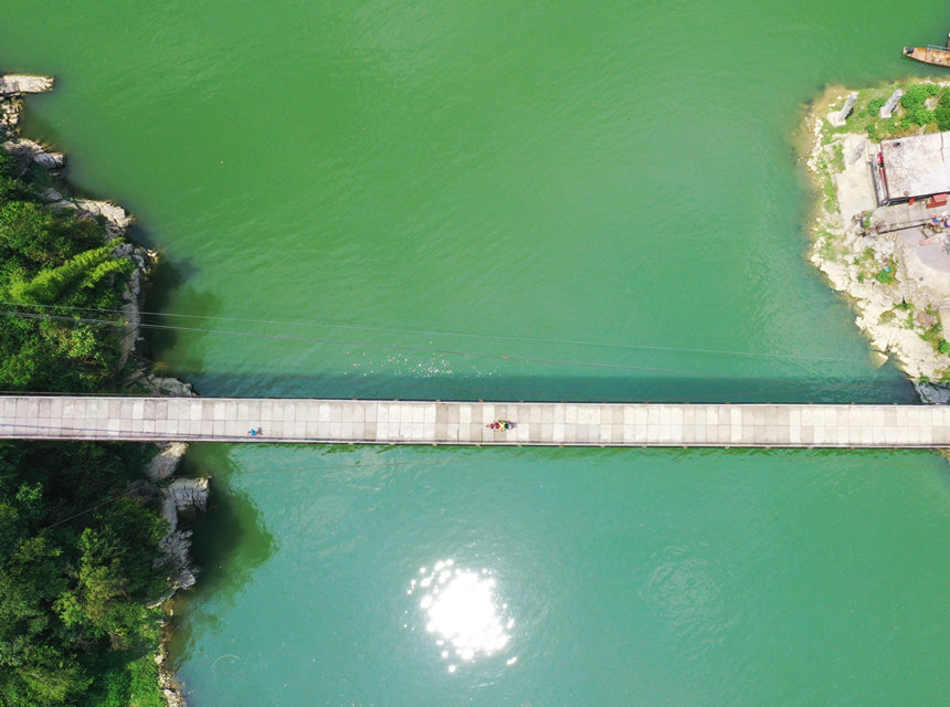 ����F������������z