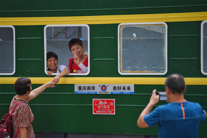 �����ԡ��GƤ��܇���鱳�����մ����o�Ͻ��������˚��c����������z