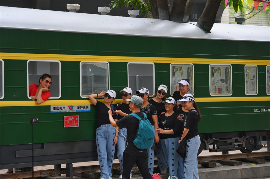 �����ԡ��GƤ��܇���鱳�����մ����o�Ͻ��������˚��c����������z