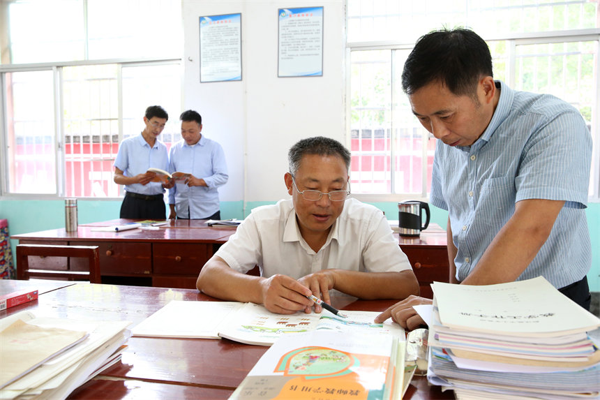 �ؑc��ǭ���^(q��)С�Ϻ��(zh��n)���С�W(xu��)���ώ������ڣ�ǰ���Ҷ�������������������������ώ���̽ӑ�̌W(xu��)�n�}�������z