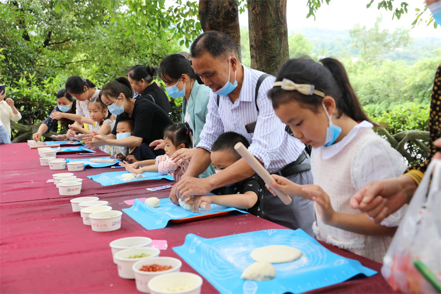 ���ӂ��Լ�����������F(tu��n)����Լ�ϲ�۵��Π������������ס����ӵ�ʳ�����c(di��n)�Y�����ɽܔz