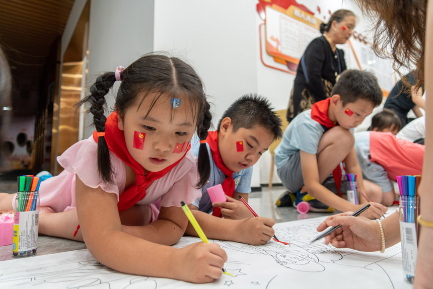 孩子們與家長共同參與“我為祖國添色彩”作畫。陳家橋街道供圖