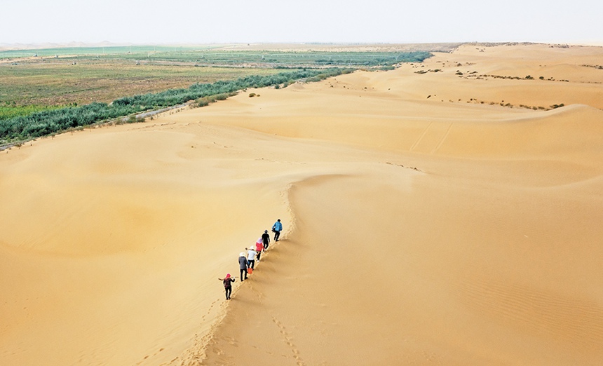 9��20�գ���(n��i)�ɹŞ��m����ɳĮ���ؑc�������W(xu��)��ɳ�F(tu��n)�(du��)����־��(ji��n)���ڵĎ��I(l��ng)����ԇ�(y��n)����߅��ɳĮ̤����