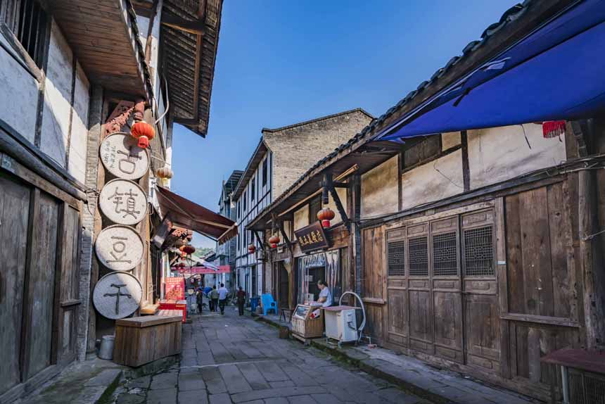 ���d���(zh��n)λ���ؑc���山�^(q��)�|�ϲ����������600����vʷ���S�M(j��n)�z