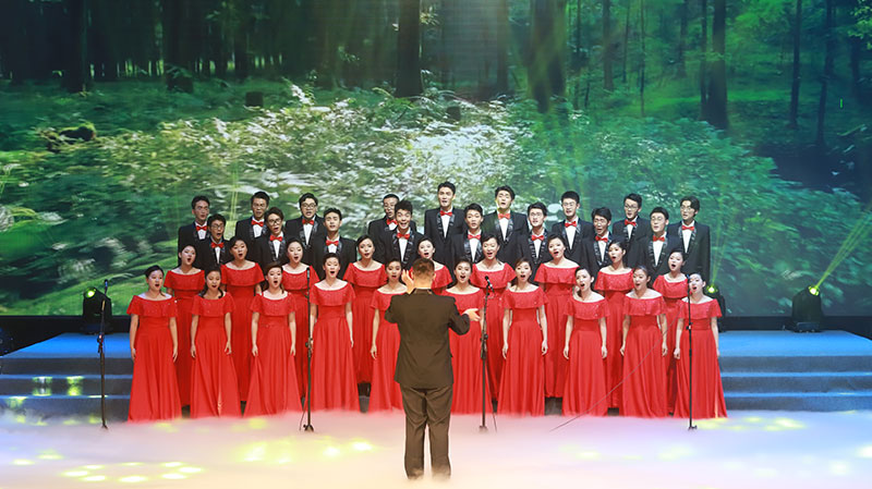 重慶理工大學(xué)合唱《向往》《南屏晚鐘》。重慶理工大學(xué)供圖