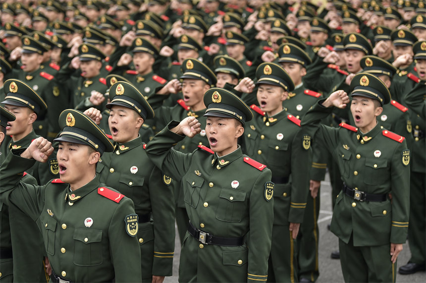 12��1������㕃xʽ�F(xi��n)��(ch��ng)����(zh��n)ʿ�������侯���(du��)���f��(y��n)��������־�z