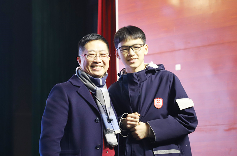 鄧鴻吉與學(xué)生互動。黃炎培中學(xué)供圖