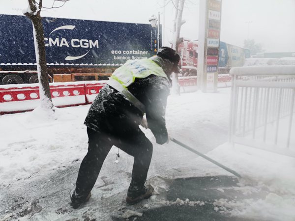 12月26日10點(diǎn)50分渝湘高速秀山收費(fèi)站當(dāng)班收費(fèi)員對收費(fèi)站車道、外廣場進(jìn)行積雪清除。重慶高速集團(tuán)供圖