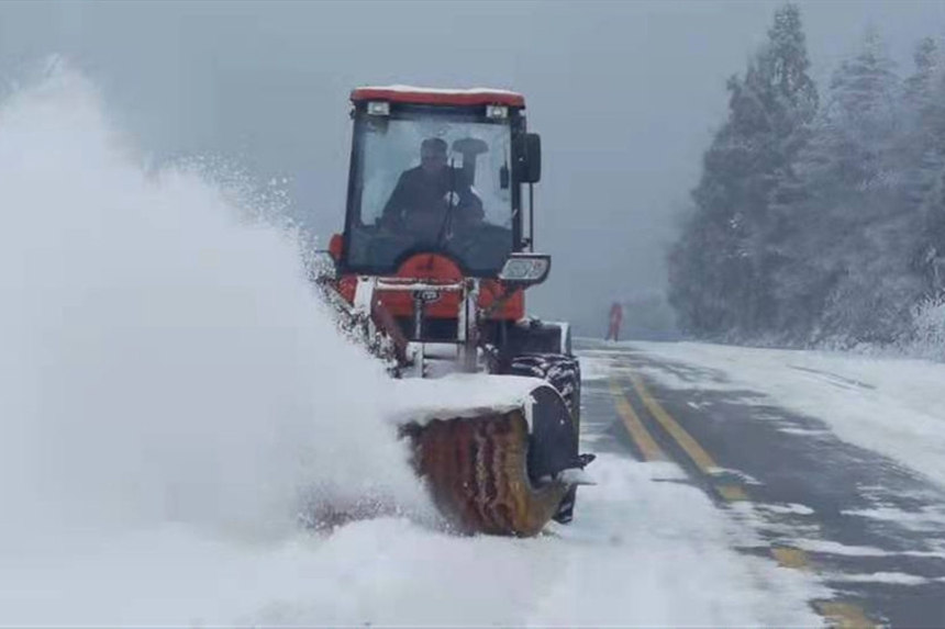 仙女山景區(qū)道路鏟雪現場。武隆景區(qū)供圖