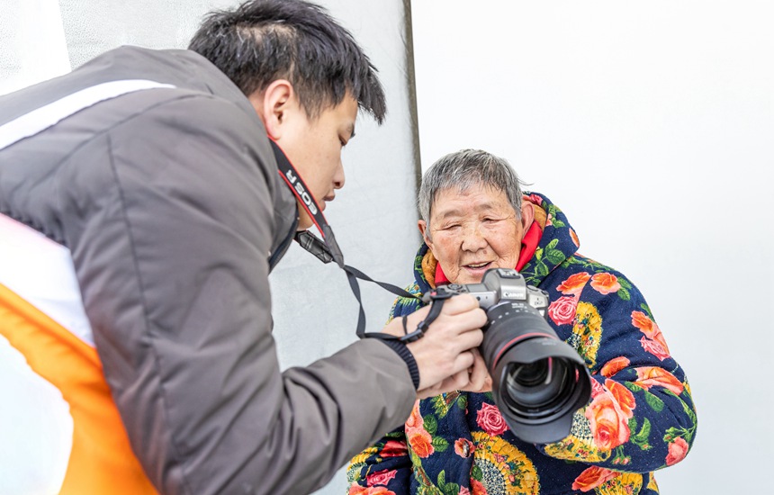 ������Ӱ�־Ը���ڞ����������������z