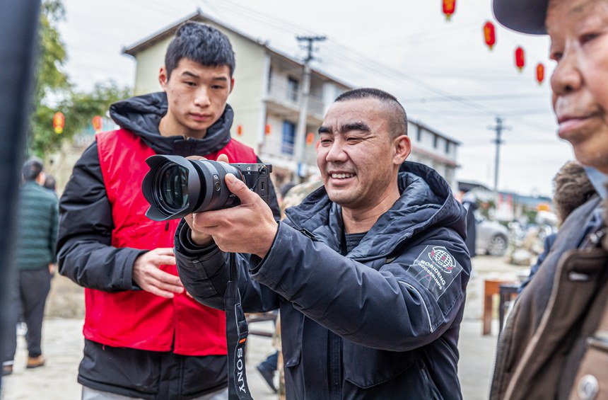 ������Ӱ�־Ը���ڞ����������������z