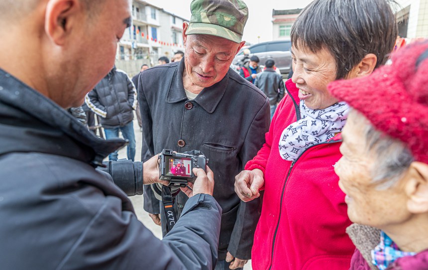 ������Ӱ�־Ը���ڞ����������������z