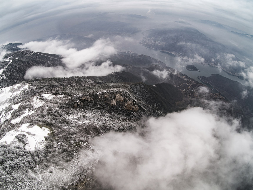 �����{���}ɽ��ѩ���������z