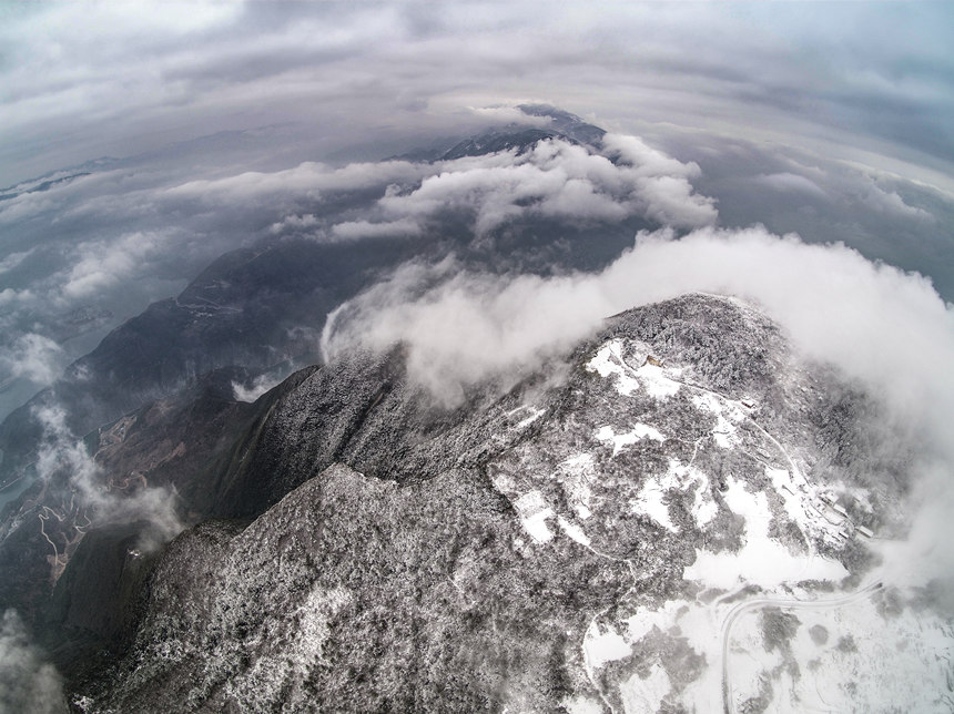 �����{���}ɽ��ѩ���������z