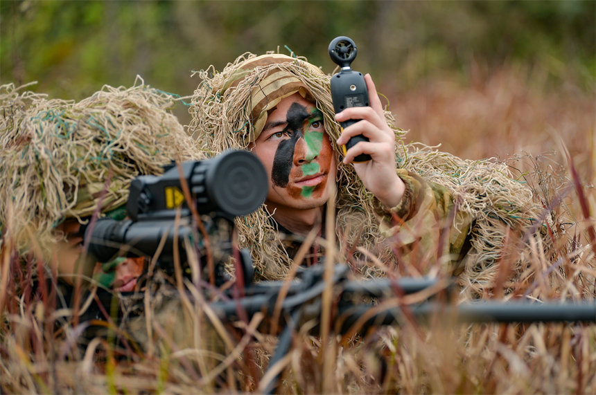 狙擊手在測風(fēng)速。唐志勇攝