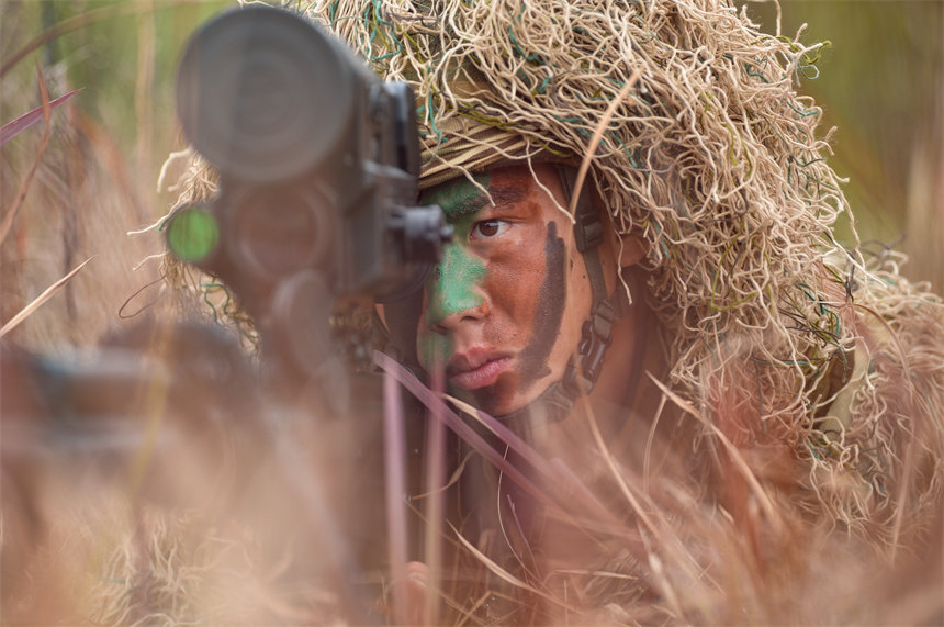 狙擊手正在潛伏狙擊訓(xùn)練。王肸攝