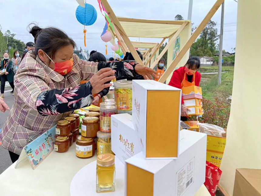 特色農(nóng)產(chǎn)品展銷。黃亞輝攝