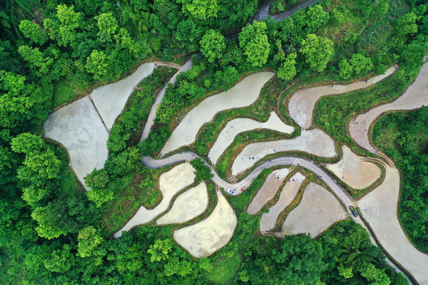 �ؑc��ǭ���^(q��)��ʯ�(zh��n)��ɽ��������g����æ�������z