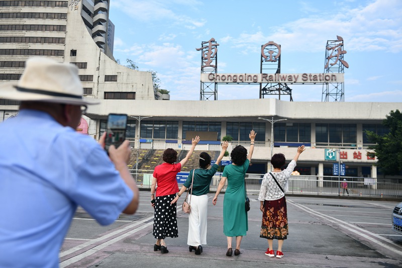 �˂�?c��)��ؑcվվǰ�V��(ch��ng)��Ӱ����u�� �z