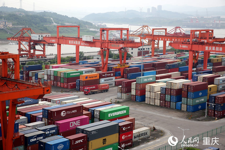 重慶果園港遍布火紅色的港機(jī)設(shè)備。人民網(wǎng) 劉政寧攝