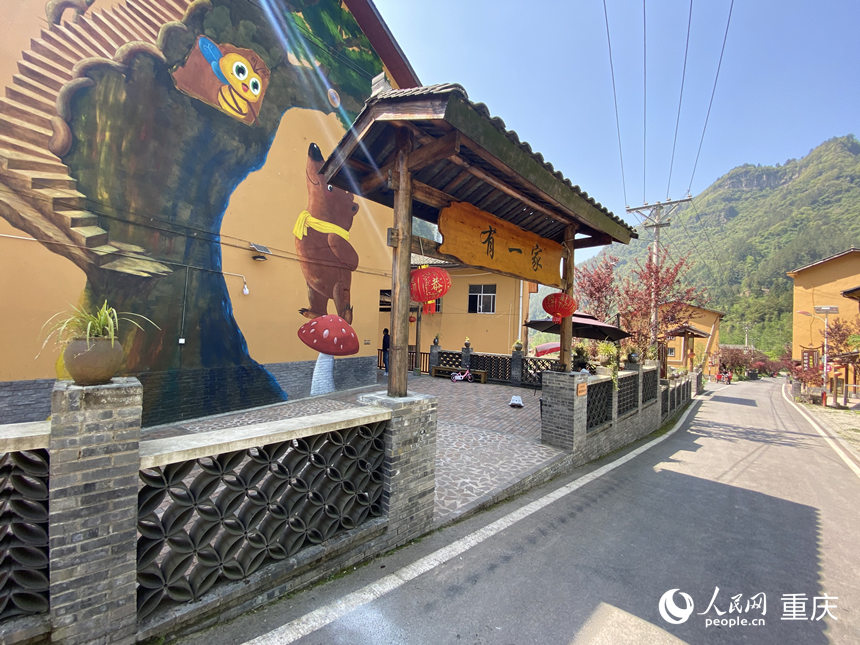 華溪村偏巖壩“美食一條街”。人民網(wǎng) 劉政寧攝