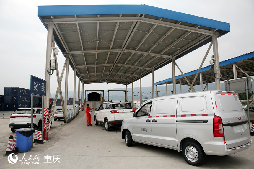 商品車從果園港魚嘴鐵路貨運站分撥至全國各地。人民網(wǎng) 劉政寧攝