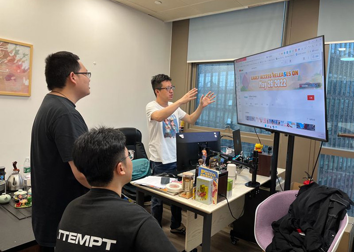 團(tuán)隊(duì)討論游戲優(yōu)化方向。受訪者供圖