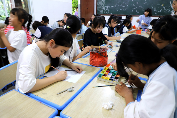 龍西中學(xué)&ldquo;鵝卵石畫工作坊&rdquo;。大足區(qū)委宣傳部供圖