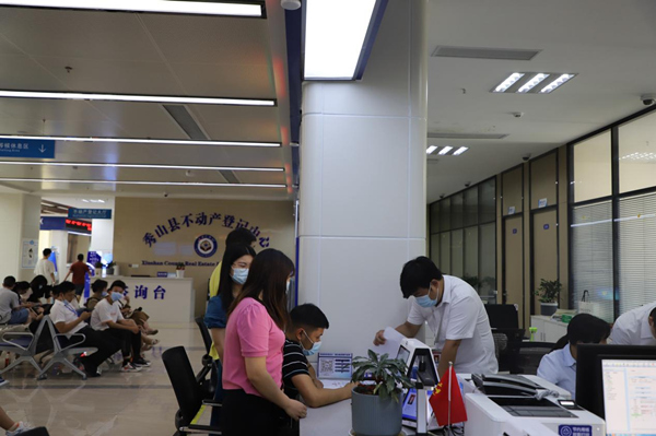 遺產(chǎn)管理人和不動產(chǎn)全體繼承人現(xiàn)場簽署不動產(chǎn)繼承分配方案。秀山縣委宣傳部供圖