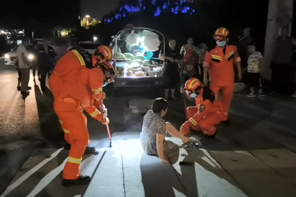 消防員撬動(dòng)水泥板，幫助女子脫困。大足區(qū)消防救援支隊(duì)供圖