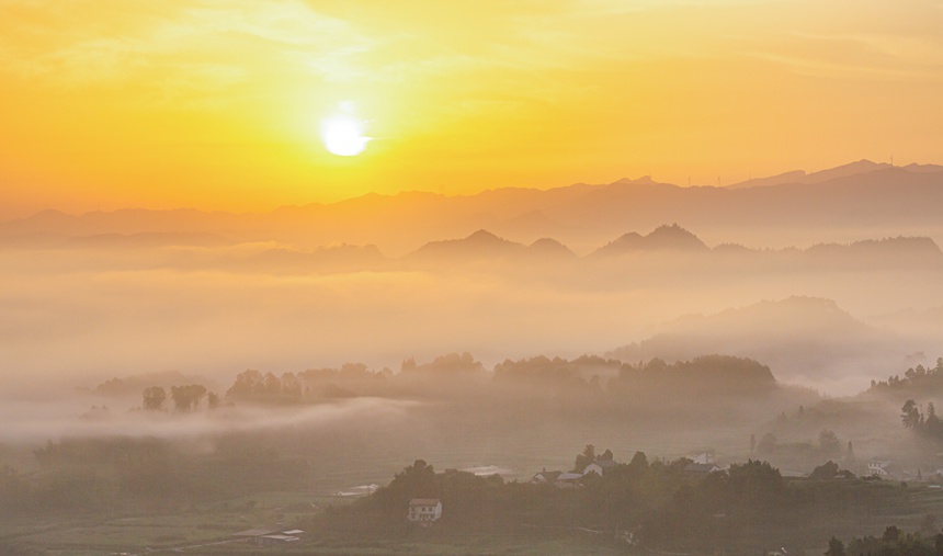 南川興隆鎮(zhèn)云霧相伴繪出山鄉(xiāng)水墨畫。瞿明斌攝