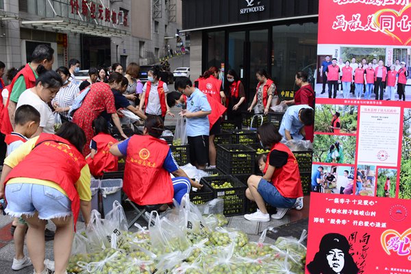 志愿者進行包裝銷售。受訪者供圖