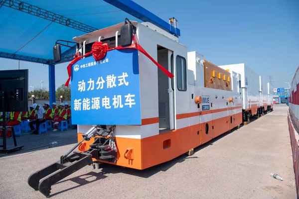軌道j交通15號(hào)線啟用國(guó)內(nèi)首臺(tái)動(dòng)力分散式新能源電機(jī)車。項(xiàng)目部供圖