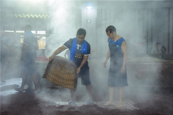 外國游客正在江小白酒廠體驗(yàn)釀酒。江小白供圖