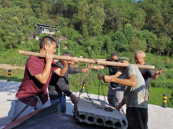 崔接友（左）和村民一起疏通堵塞涵洞。李鐵攝