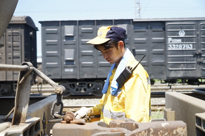 重慶西車輛段貨車檢車員正在檢查折角塞門技術(shù)狀態(tài)。江堯攝