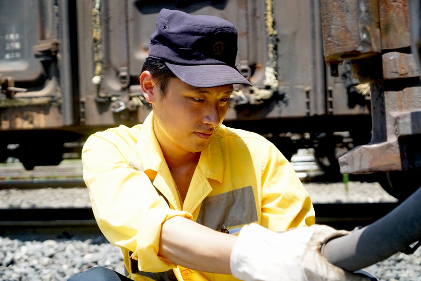 重慶西車輛段貨車檢車員正在準備試風(fēng)作業(yè)。江堯攝